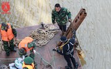 Trục vớt quả bom có sức công phá lớn dưới gầm Long Biên